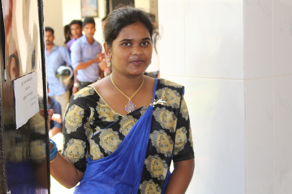 படுகொலை செய்யப்பட்ட ஊடகவியலாளர் நிலக்சன் ஞாபகார்த்த தங்கப் பதக்கம் தில்காந்திக்கு சமர்ப்பணம்! - ஐபிசி தமிழ்