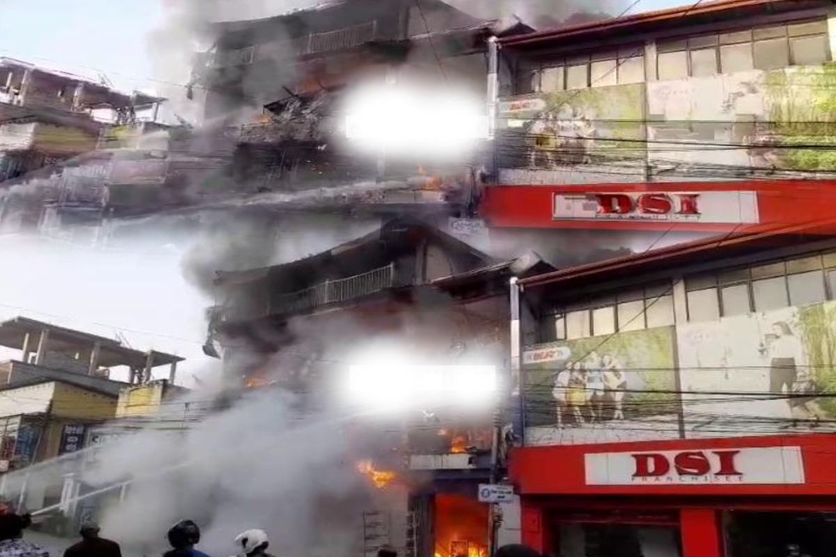 கண்டியில் தீயில் எரிந்த மூன்று மாடி ஆடை விற்பனை நிலையம் | Clothing Store Gutted By Fire In Kandy