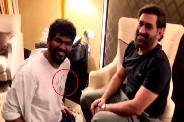 வந்த இடத்தில் தோனியை மறித்து பரிசு வாங்கிய பிரபலம்..! என்ன கொடுத்தார் தெரியுமா?