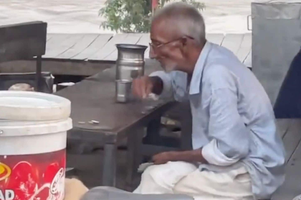 நாள் முழுவதும் கஷ்டப்பட்டு சம்பாதிச்சது...காசை எண்ணி கணீர் சிந்த வைத்த தாத்தா! | Viral Video Very Heart Melting Video