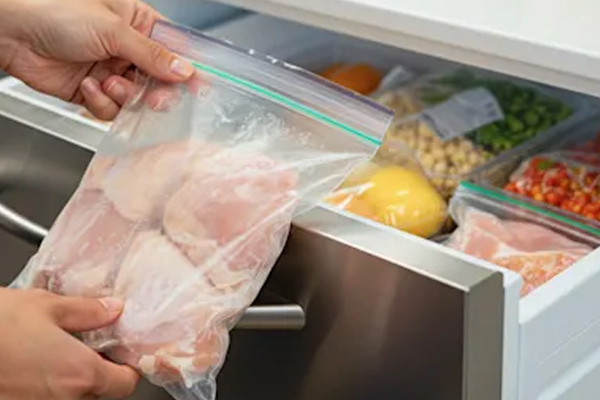 சமைக்காத சிக்கனை எத்தனை நாட்கள் ஃப்ரிட்ஜில் வைக்கலாம்? இந்த தவறு மட்டும் செய்யாதீங்க | How Long Can You Keep Uncooked Chicken In Fridge சமைக்காத சிக்கனை எத்தனை நாட்கள் ஃப்ரிட்ஜில் வைக்கலாம்? இந்த தவறு மட்டும் செய்யாதீங்க | How Long Can You Keep Uncooked Chicken In Fridge