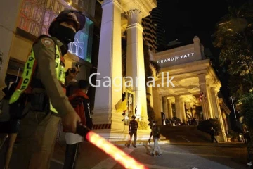 හෝටල් කාමරයක තිබී 06 දෙනෙකුගේ මළසිරුරු හමුවෙයි. - (VIDEO)