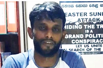 තරුණයෙක් හදියේම සුදු වෑන් රථයකින් පැමිණි පිරිසක් අත්තඩංගුවට ගනී. වීඩියෝ සහිතයි (VIDEO)