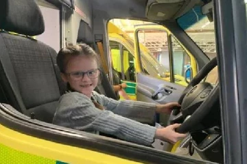 சொந்த தாயாரை மரணத்தில் இருந்து காப்பாற்றிய 6 வயது லண்டன் சிறுமியின் துணிச்சல்