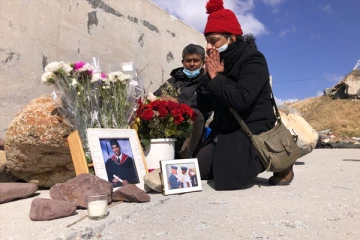 பெற்றோர் கண் முன்னே கடலில் விழுந்து பலியான இலங்கை இளைஞர்... உயிரிழந்த இடத்தில் ஆறுதலுக்காக  ஒன்றுகூடிய சக இலங்கையர்கள்