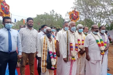 கலைஞர்களை கெளரவப்படுத்தி வியப்பில் ஆழ்த்திய அமைச்சர் (PHOTOS)