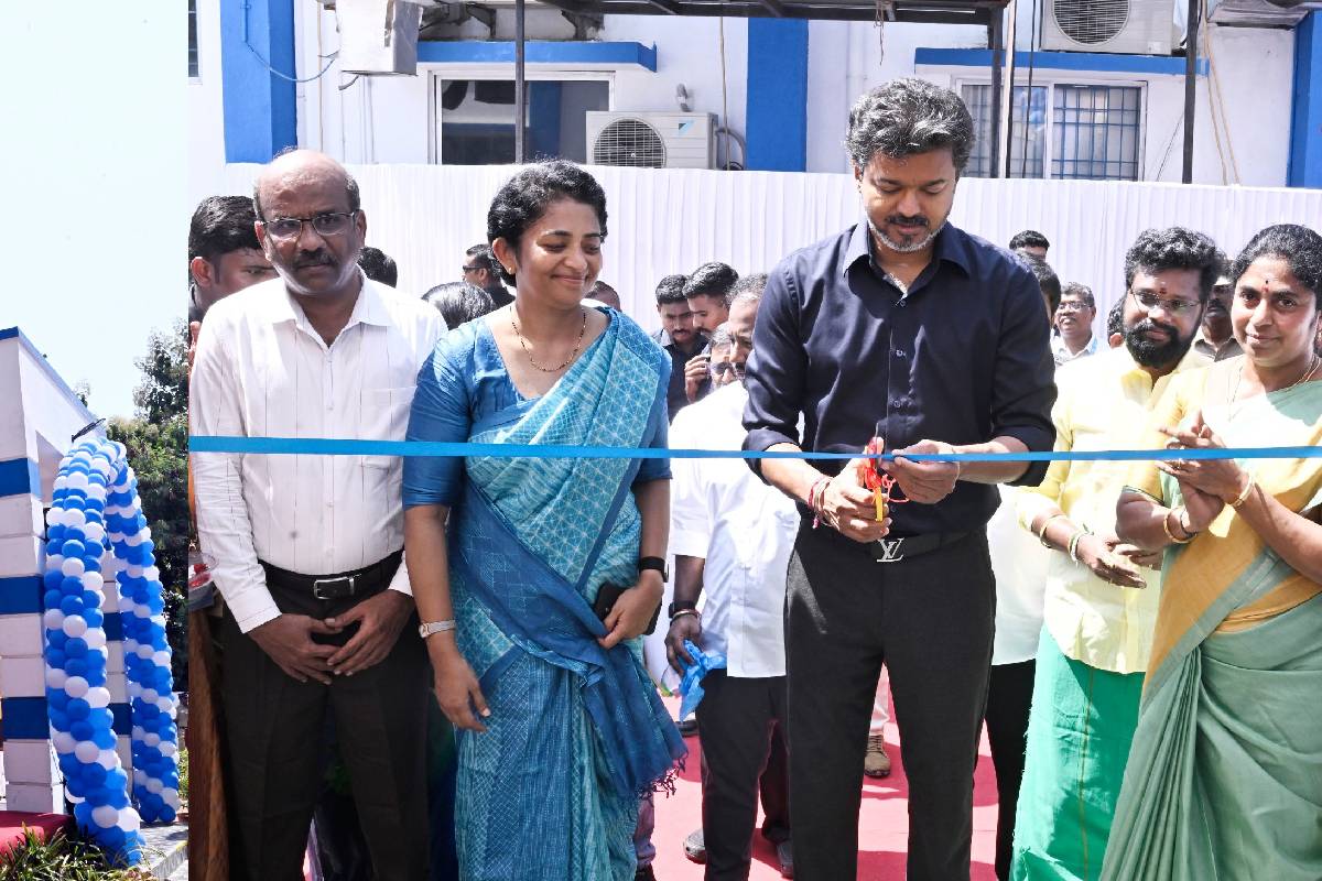 முதல்வர் விஜய் சொந்த தொகுதியான பெரம்பூரில் ஆய்வு: மக்களிடம் மனுக்களை பெற்றார் | Cm Vijay Inspection At His Perambur Mla Office