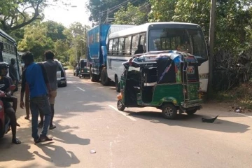 யாழில் மோட்டார் சைக்கிள் மீது ஆட்டோ மோதி விபத்து