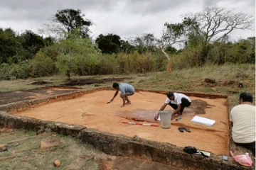 ශ්‍රී ලාංකේය ඉතිහාසේ ආර්ථිකය ගැන කියන තෝණිගල සෙල් ලිපිය බලන්න අවසර..! (PHOTOS)