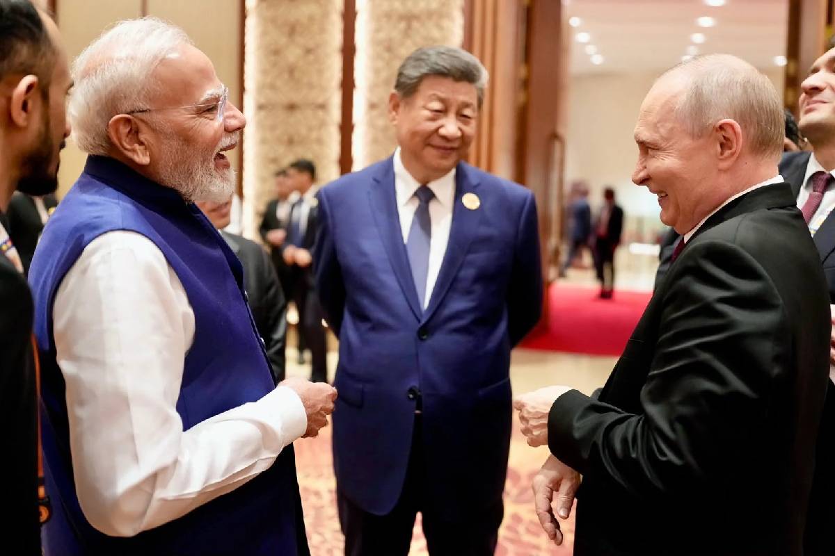 பிரிக்ஸ் மாநாட்டில் சீன ஜனாதிபதி மயங்கி விழுந்ததாக பரவும் தகவல் | Claims On China Xi Jinping Fainted At Brics Summit பிரிக்ஸ் மாநாட்டில் சீன ஜனாதிபதி மயங்கி விழுந்ததாக பரவும் தகவல் | Claims On China Xi Jinping Fainted At Brics Summit
