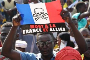 பிரான்சுக்கு கடும் நெருக்கடி தரும் ஆபிரிக்க நாடு: தூதுவர் வெளியேற்றம்