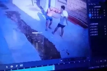 தந்தையை தெருவில் வைத்து சரமாரியாக அடித்த மகன் - அதிர்ச்சி காரணம்!