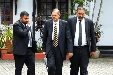පැය දෙකහමාරක් ප්‍රකාශ ලබාදුන් ජී.එල්. පීරිස් අල්ලස් කොමිසමෙන් පිටව යයි
