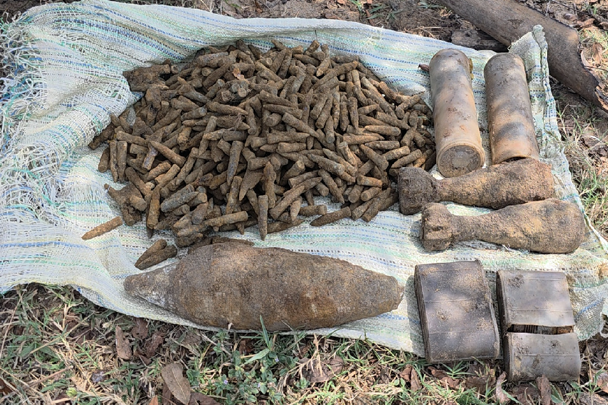 தமிழர் பகுதியொன்றில் மரத்திற்கு கீழ் கிடைத்த பொருட்களால் பரபரப்பு | Items Found Under A Tree Cause Stir தமிழர் பகுதியொன்றில் மரத்திற்கு கீழ் கிடைத்த பொருட்களால் பரபரப்பு | Items Found Under A Tree Cause Stir