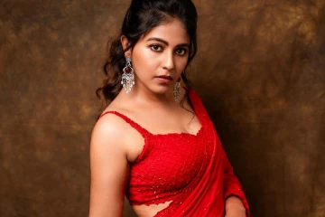 ரெட் ஹாட் சேலையில் அஞ்சலி - அசத்தல் போட்டோஷூட்