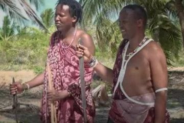 சர்வைவர் நிகழ்ச்சிக்குள் திடீரென்று புகுந்து பரபரப்பை ஏற்படுத்திய நிஜ வேடர்கள்... தமிழ் கற்றுக் கொண்ட அதிசயம்!