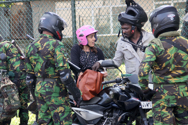 திடீர் சோதனையில் அதிரடிப் படையினர் !(Photos) | Action Troops In A Surprise Raid