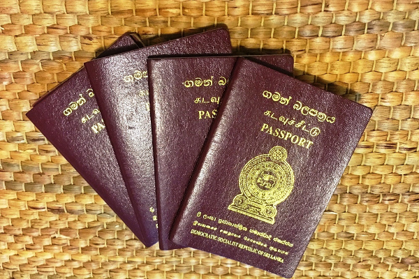 06 வெளிநாட்டு கடவுச்சீட்டுகளுடன் சிக்கிய சந்தேகநபர்! | 06 Suspect Caught With Foreign Passports