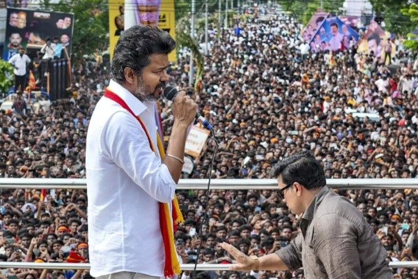 இந்தியாவை உலுக்கிய கரூர் சம்பவம்: பாதிக்கப்பட்டோரை சந்தித்தார் விஜய் | Karur Tragedy Vijay Meets Families Of 41 Victims இந்தியாவை உலுக்கிய கரூர் சம்பவம்: பாதிக்கப்பட்டோரை சந்தித்தார் விஜய் | Karur Tragedy Vijay Meets Families Of 41 Victims
