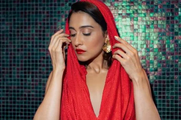 சிகப்புநிற ஆடையில் மயக்கும் லுக்!! 34 வயதான ரெஜினாவின் புகைப்படங்கள்..