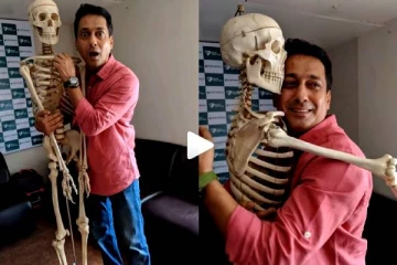 எலும்புக்கூடுடன் டூயட் பாடும் பாக்கியலட்சுமி கோபி! விமர்சகர்கள் கையில் சிக்கிய காட்சி