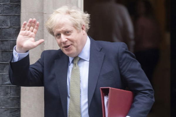 சபர்மதி ஆசிரமத்தில் ராட்டை சுழற்றிய பிரதமர் போரிஸ் ஜான்சன் - வைரலாகும் புகைப்படம் - தமிழ்நாடு