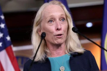 பட்டப்பகலில் அமெரிக்க பெண் எம்.பி.யிடம் துப்பாக்கி முனையில் கார் பறிப்பு