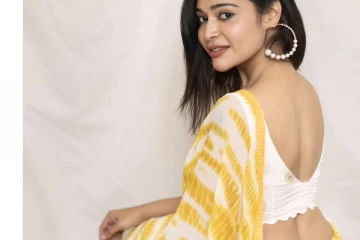 சேலையில் இவ்ளோ கவர்ச்சியா.. நடிகை தர்ஷா குப்தாவின் ஹாட் போட்டோஷூட்