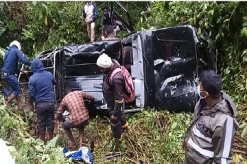 கெப் ரக லொறி பள்ளத்தில் வீழ்ந்து விபத்து: 11 பேர் படுகாயம்(Video)