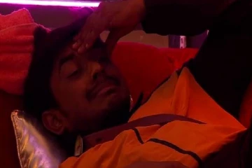 பிக்பாஸ் வீட்டில் கேமரா முன் கண்கலங்கி பேசிய அசீம்! என்ன நடந்தது?