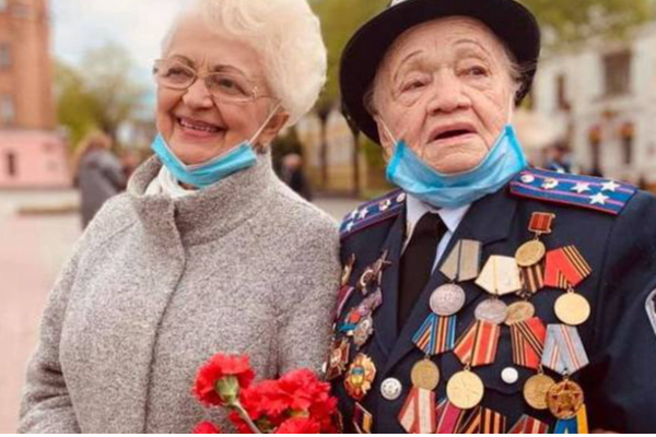 உக்ரைனை காக்க வந்த 98 வயது மூதாட்டி | 98 Year Old Grandmother Who Came To Defend Ukraine உக்ரைனை காக்க வந்த 98 வயது மூதாட்டி | 98 Year Old Grandmother Who Came To Defend Ukraine