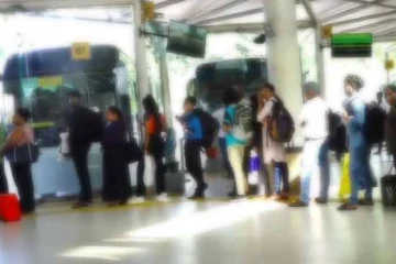 ගම්බිම් බලා ගිය ජනතාවට ආයෙමත් කොළඹ එන්න මාකුඹුරින් බස් රථ රැසක්