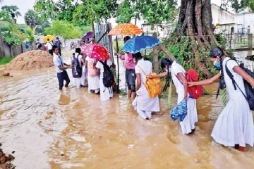 இயற்கை சீற்றத்தால் பாதிக்கப்பட்ட மாணவர்கள் ; பொதுமக்களிடம் உதவி கோரிக்கை