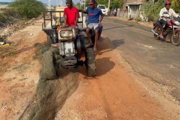 மன்னாரில் மீன்பிடி வலைகளால் போக்குவரத்துக்கு இடையூறு