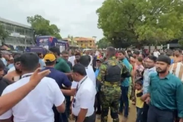 நல்லூர் ஆலயத்திற்குள் உலகக் கிண்ணத்தை கொண்டு சென்றவர்களின் நடவடிக்கையால் குழப்பநிலை