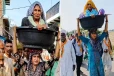 90 வயது மாமியாரை தலையில் சுமந்து சென்ற பாடகி! வைரலாகும் காணொளி