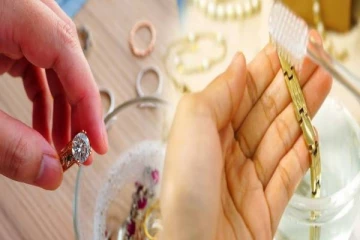 கருத்துப் போன தங்க நகையை பளபளப்பாக்கணுமா? அப்போ இந்த டிப்ஸ் தெரிஞ்சிக்கோங்க