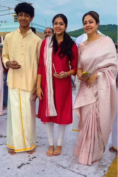 நடிகர் சூர்யாவின் பிள்ளைகளா இது? எவ்வளவு பெரிசா வளர்ந்துட்டாங்கனு பாருங்க | Suriya Jyothika Daughter And Son Latest Photos