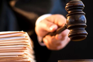 වහාම ක්‍රියාත්මක වන පරිදි නිලධාරින් 53 දෙනකුගේ වැඩ තහනම් කෙරේ.