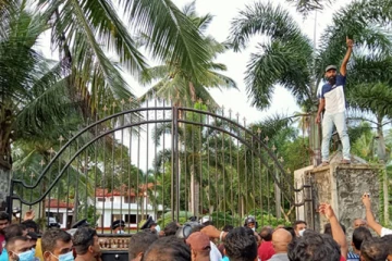 அரச தலைவரின் செயலாளரின் வீடு முற்றுகை(photos)