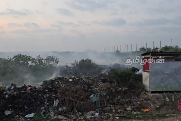 கல்லூண்டாயில் பற்றி எரிந்த குப்பை மேடு - விரைந்து சென்ற மானிப்பாய் பிரதேச சபை உறுப்பினர்கள் | Garbage Dump Caught Fire In Kallundai