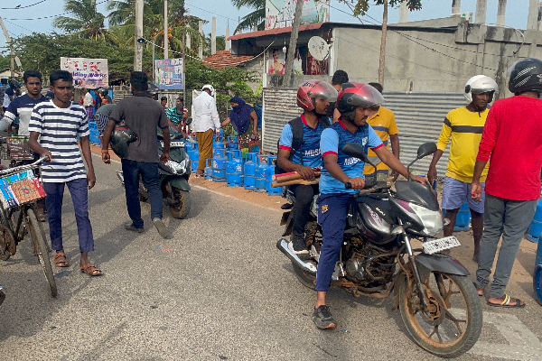 மன்னாரில் பதற்றம் - மக்களின் எரிவாயு கொள்கலன்களை தூக்கி வீசிய முகவர்! | Sri Lanka Mannar Gas Peoples Protest Litro