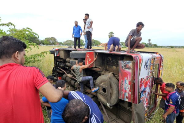 யாழ்ப்பாணத்தில் வயலுக்குள் பாய்ந்து பேருந்து விபத்து | Bus Accident In Jaffna After Falling Into A Field