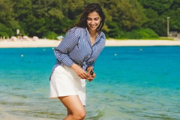 ஜப்பான் கடற்கரையில் ஹாட் போஸ் கொடுத்த மீனாட்சி சவுத்ரி