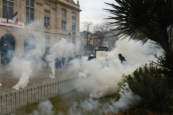 பிரான்ஸில் ஏற்பட்டுள்ள நெருக்கடி; மக்கள் அவதி! | A Week Long Strike In France
