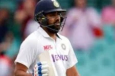 ஒரு மூத்த வீரர் இப்படியா விளையாடுவது? ரோஹித் சர்மாவை விமர்சித்த கவாஸ்கர்