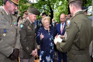 77 ஆண்டுகளுக்கு முன் திருடப்பட்ட பிறந்த நாள் கேக்கை மீள ஒப்படைத்த இராணுவம்