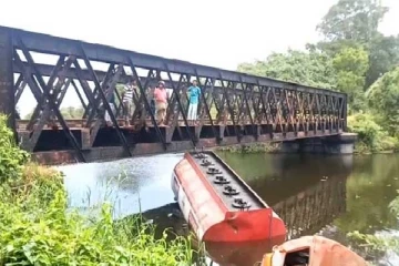 ஆற்றில் கவிழ்ந்த எரிபொருள் ஊர்தி - சாரதியின் நித்திரையால் விபரீதம்