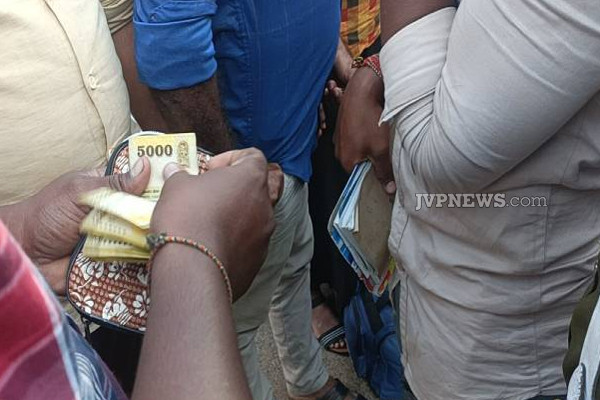 கிளிநொச்சியில் பேருந்தில் மோசமான செயலில் ஈடுபட்ட மூன்று பெண்கள்! | 3 Women Stole Money Bus Passenger In Kilinochchi
