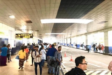 யாழ்ப்பாண இளைஞர்கள் கட்டுநாயக்க விமான நிலையத்தில் கைது